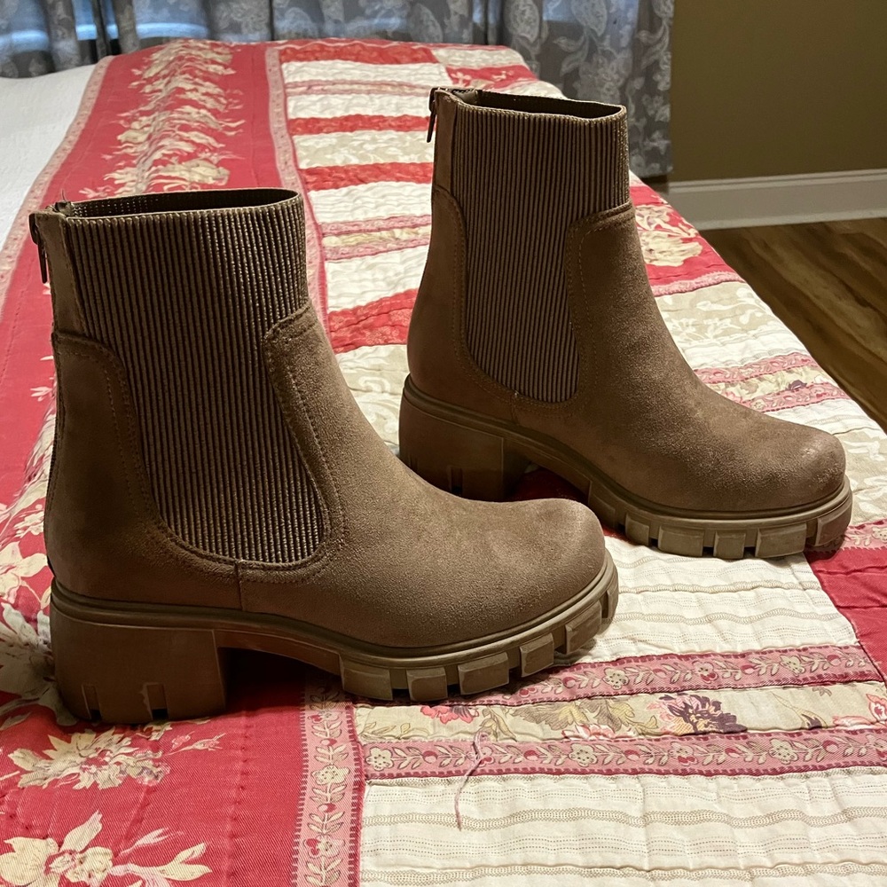 Pierre Dumas LIKE NEW ankle Chelsea boots size 7.5